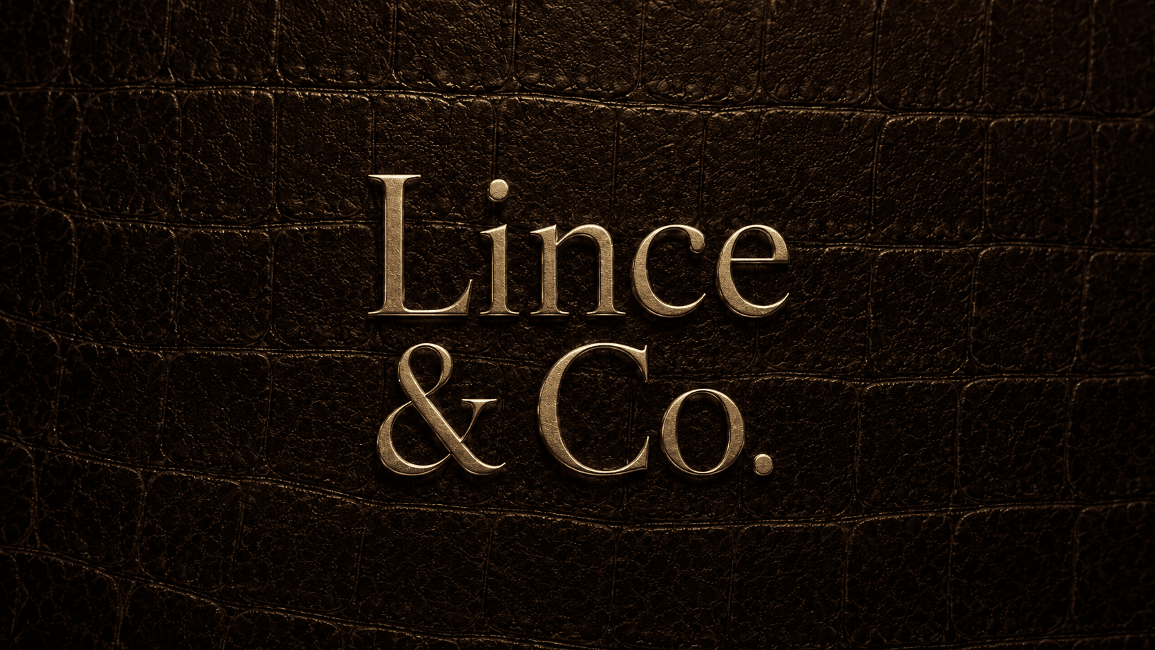 Logotipo Lince & Co. em relevo dourado sobre couro marrom