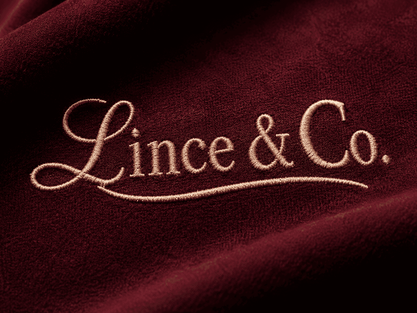 Monograma Lince & Co. bordado em veludo vinho